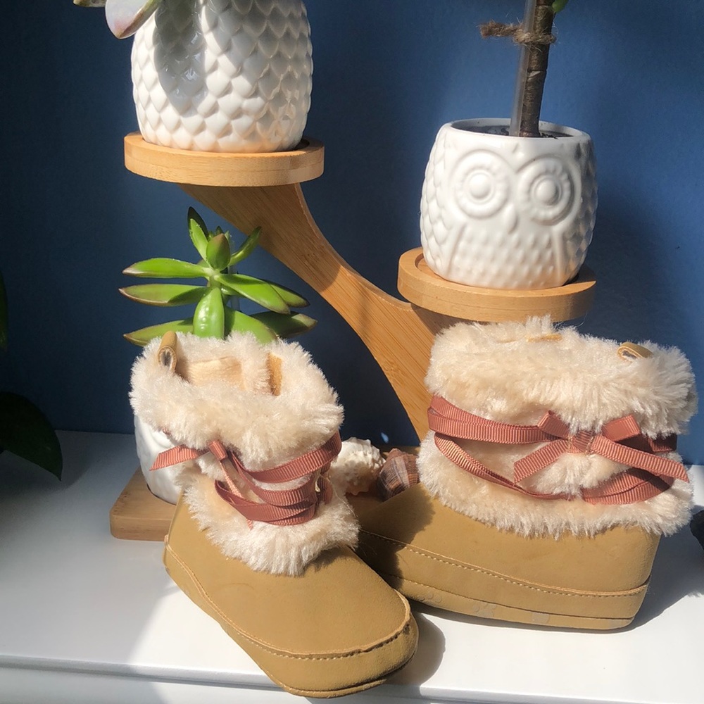 ⭐️New Infant faux suede boots with fur⭐️